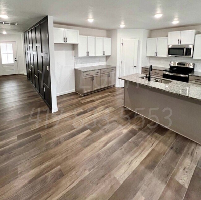 Foto del edificio - 800 Hoffman Hills Blvd