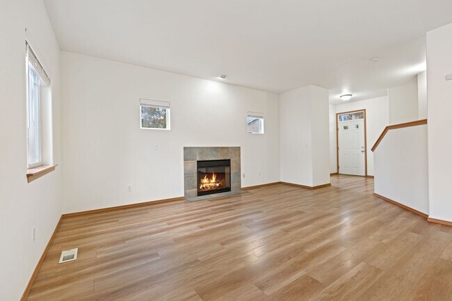 Building Photo - Beautiful 3 Story Home in Napavine