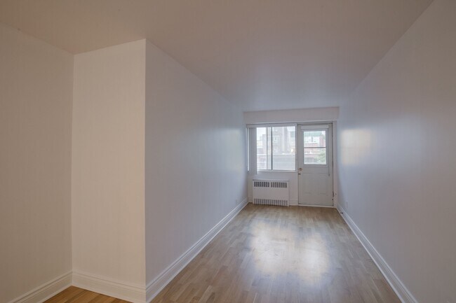 Building Photo - 3460 Rue Durocher