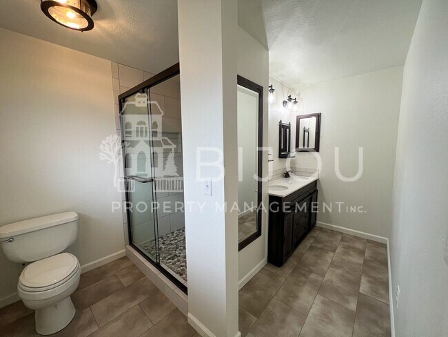 Foto del edificio - Corner Lot Multi-Level Home