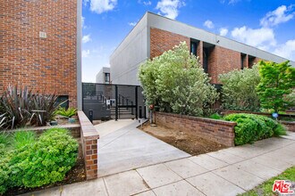 Building Photo - 9303 Burton Way