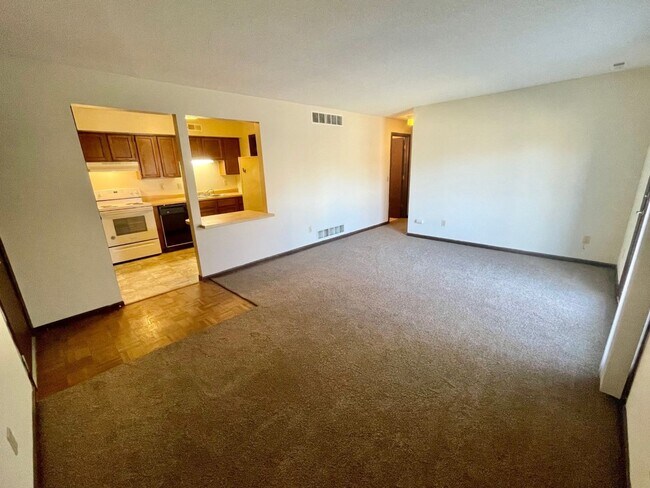 Building Photo - 2 Bedroom Condo in Rear of Complex w/ Newe...