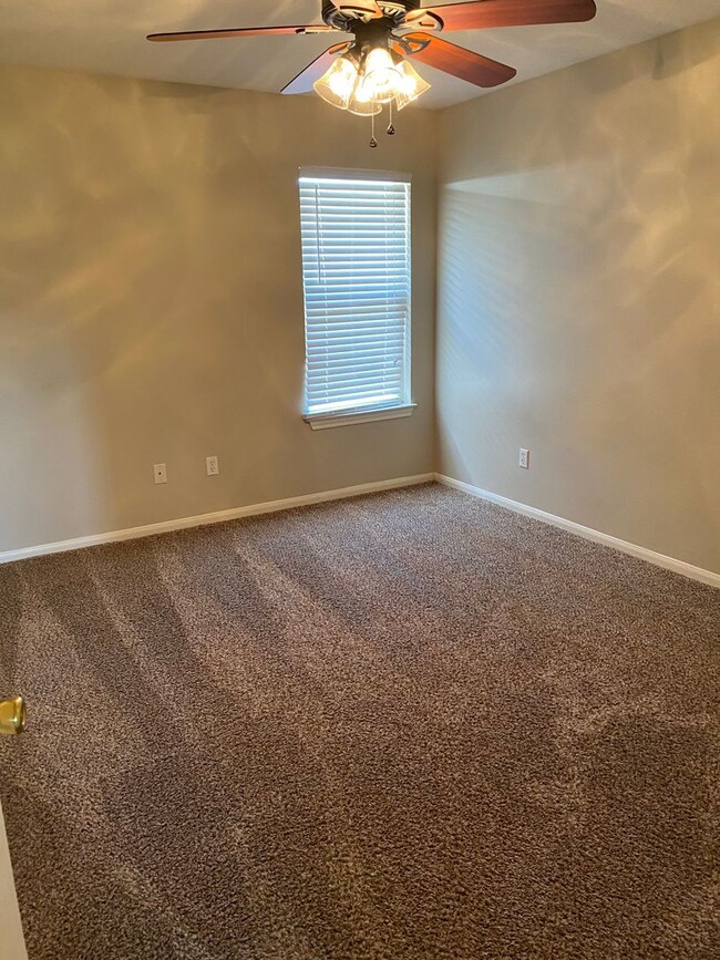 Foto del edificio - THREE BEDROOMS TWO BATHS, FENCED BACKYARD, ON SHUTTLE ROUTE