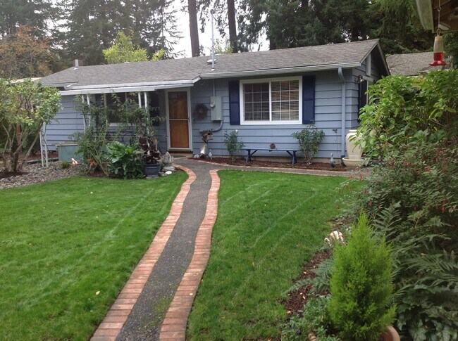 Building Photo - 2807 SE Laurelwood Dr
