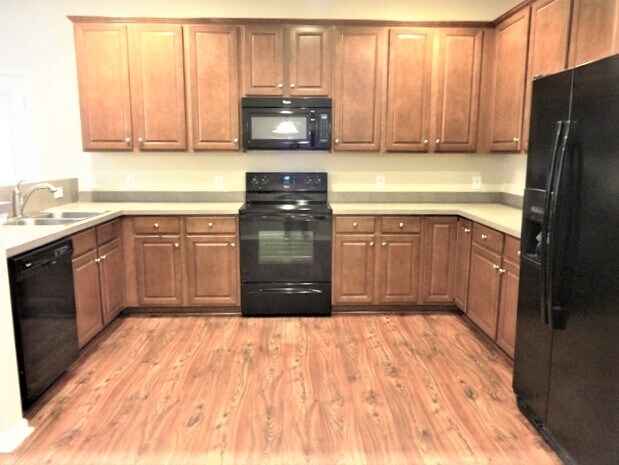 Foto del edificio - 204 Short Woods Ct