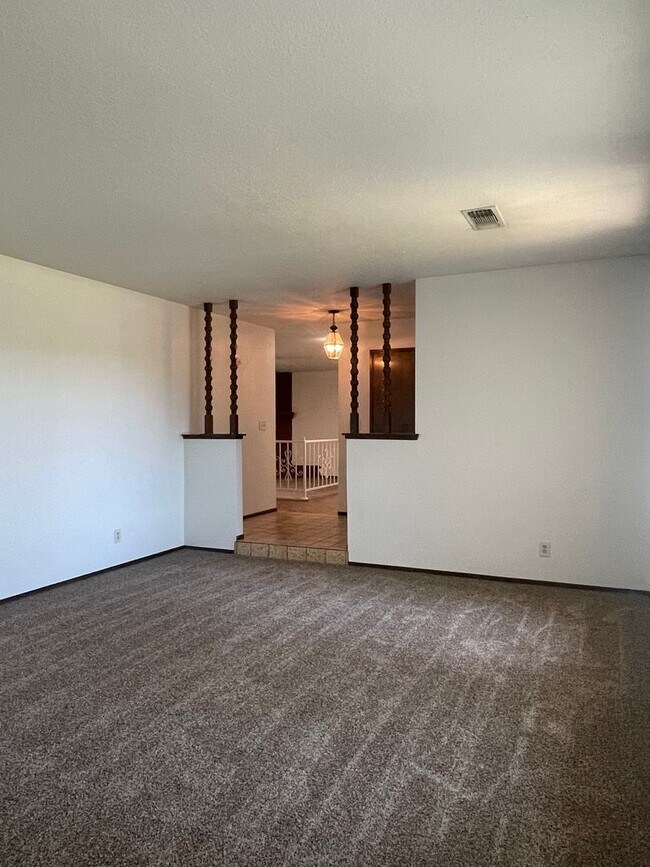 Building Photo - SPACIOUS 3 BED 2 BATH WITH A FAMILY ROOM A...
