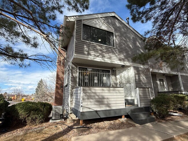 Foto del edificio - Welcome home to this beautifully updated townhome in the highly desirable Chesapeake Bay community!