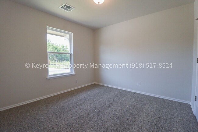 Building Photo - Stunning New Construction Home 4 Bed 2 Bath Broken Arrow