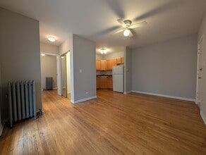 Building Photo - 910 W Dakin St