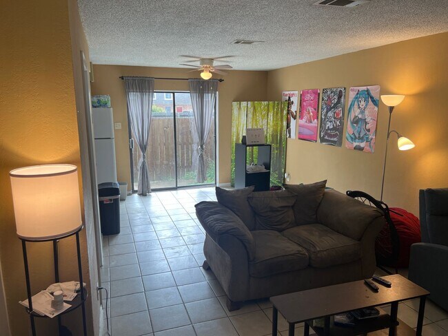 Building Photo - 2 Bedroom 1.5 Bath CLOSE TO UNT