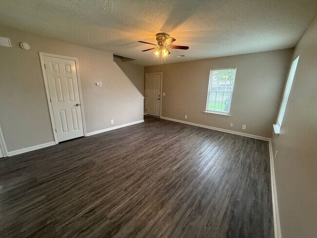 Foto del edificio - Spacious 2 Bedroom Duplex Near MTSU!