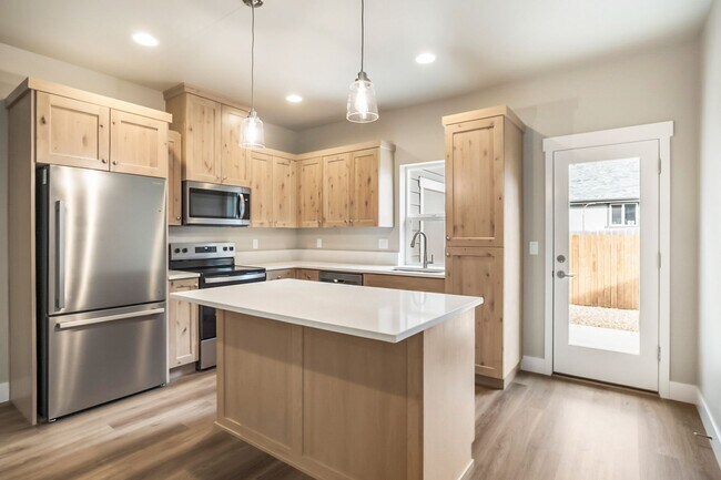 Foto del edificio - $1,200 Move-In Credit! Brand New 3 Bed Townhome in Prime Location