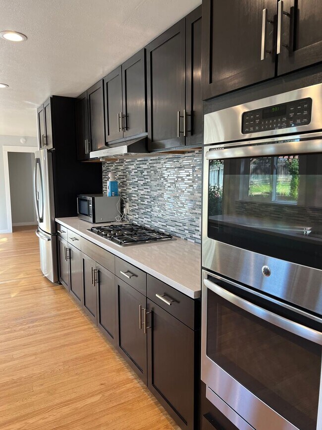 Foto del edificio - Gorgeous Updated Fair Oaks Home with Large...