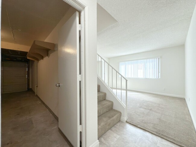 Foto del edificio - Remodeled Townhome w/ Attached Garage!