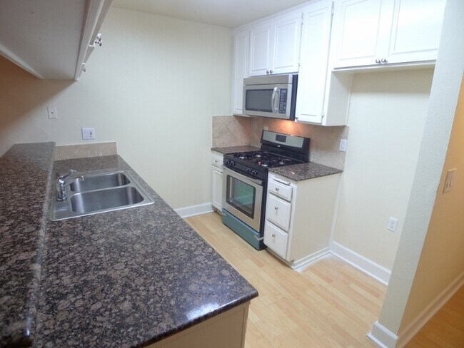 Foto del edificio - 7045 Woodley Ave