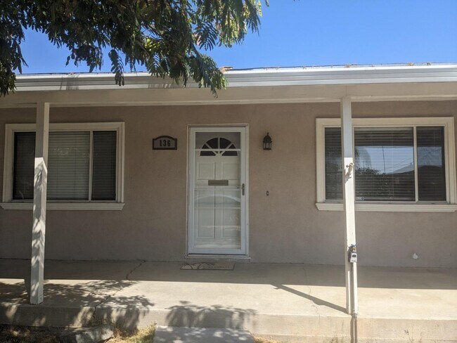 Foto del edificio - 136 Cedar Ln