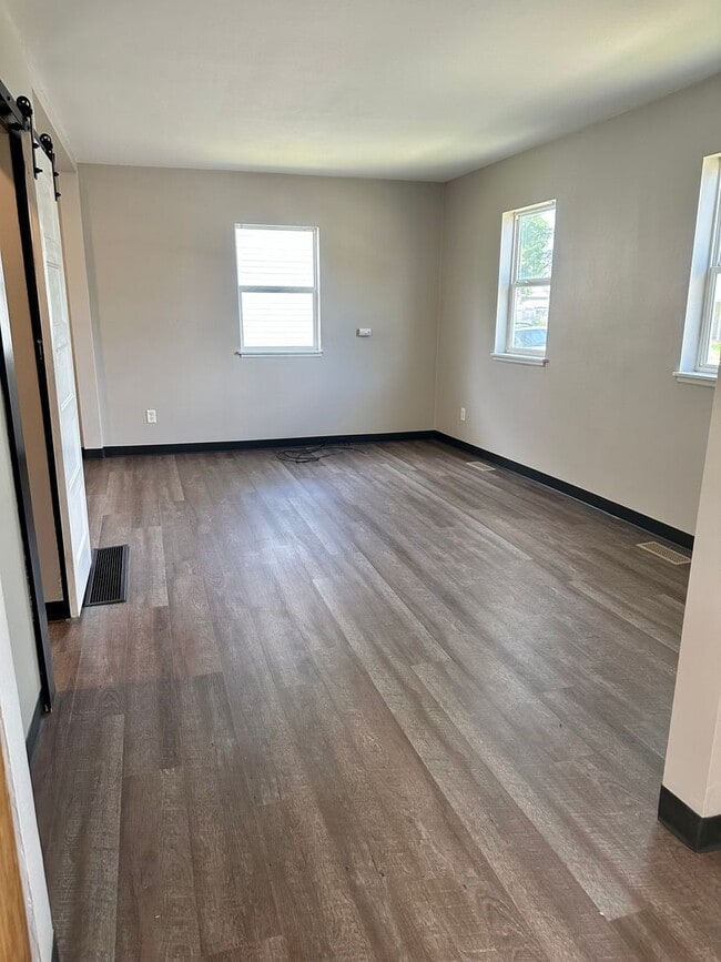 Foto del edificio - $1,175 | 1 Bedroom 1 Bath | Studio House | W&D | Fenced Yard | Central A/C