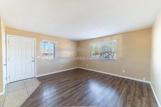 Building Photo - 735 E Hazel Dr