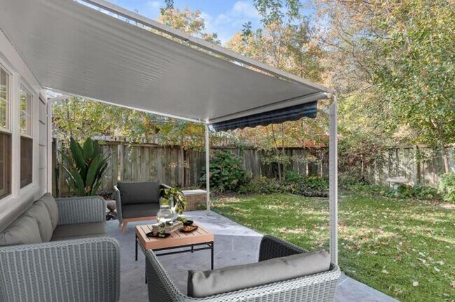 Foto del edificio - Home with Private Garden Oasis