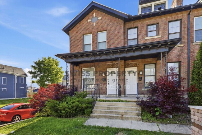 Building Photo - 391 St Clair Ave