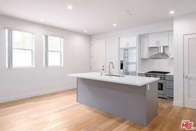 Foto del edificio - 3726 Kelton Ave