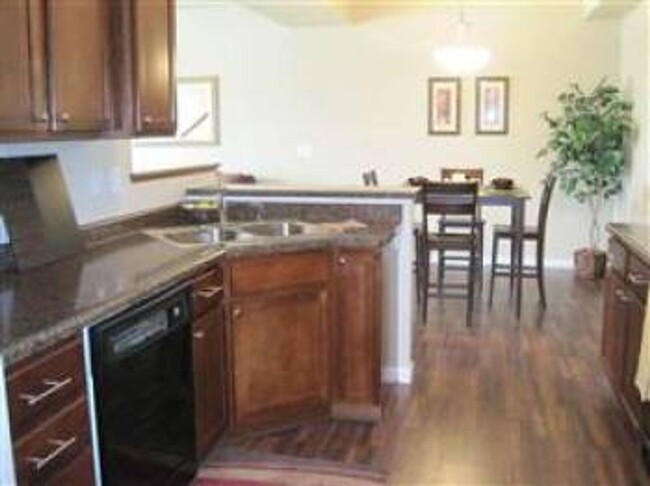 Building Photo - Wonderful 2 Bedroom Townhome in a Great No...