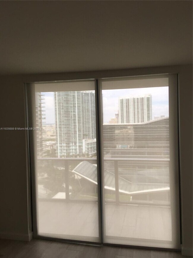 Foto del edificio - 45 SW 9th St