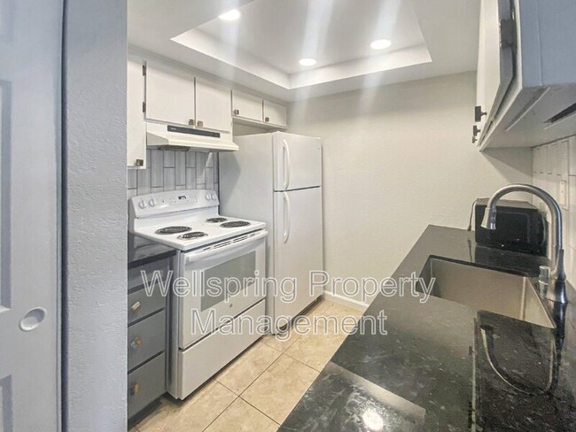 Building Photo - 1529 Pyrenees Ave