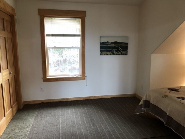 Building Photo - 642 NW Morelock 2