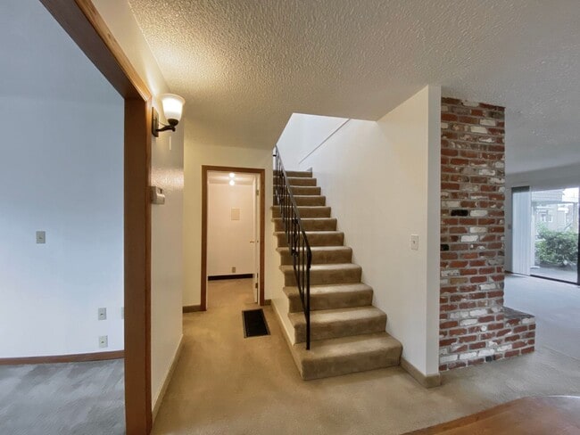 Foto del edificio - 34 foot boat slip included in rent!  Spacious 3 bedroom Jantzen Beach condo