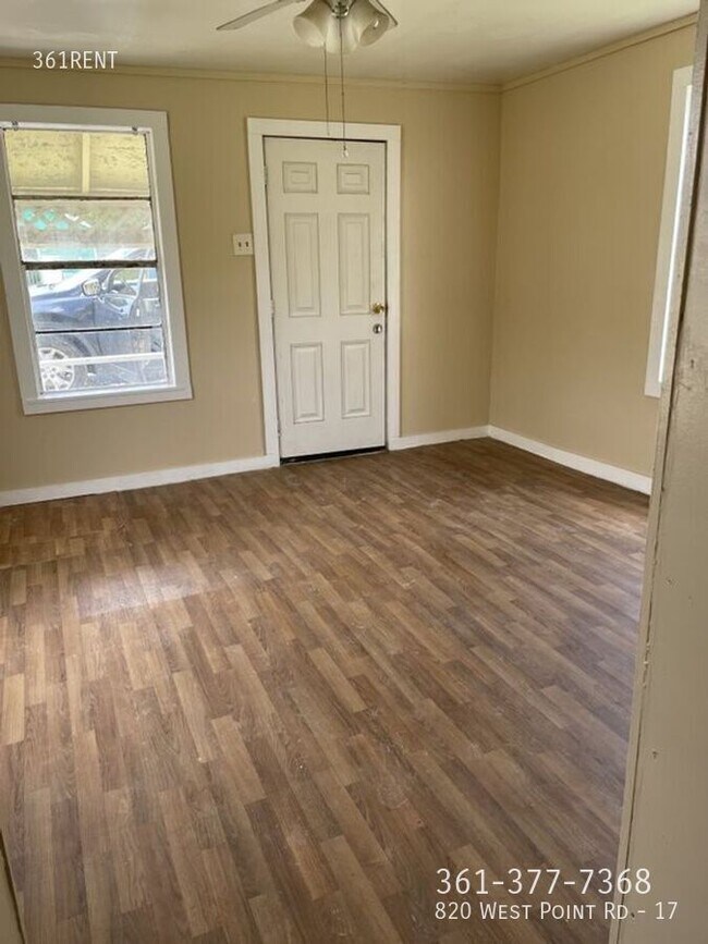 Foto del edificio - 820 W Point Rd