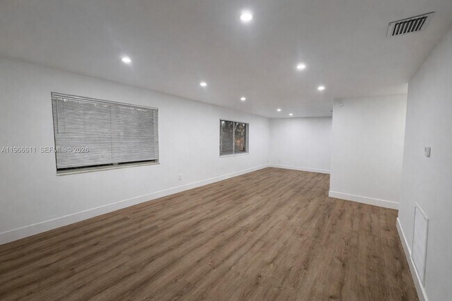 Foto del edificio - 6849 SW 12th St