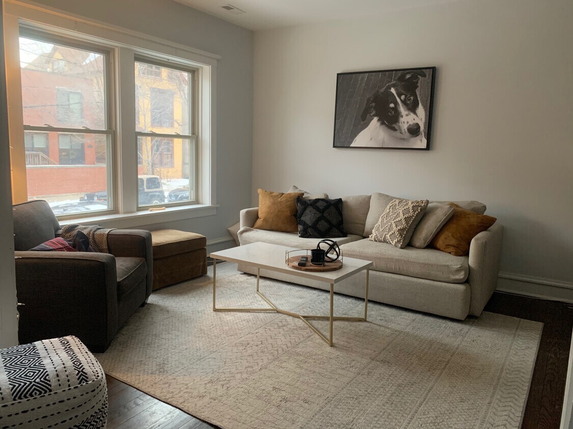Living Room - 831 Altgeld W St