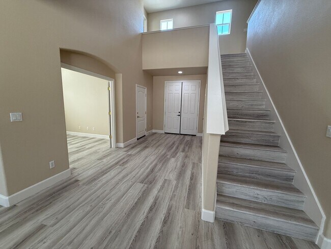 Building Photo - Spacious and Inviting Home in Elk Grove