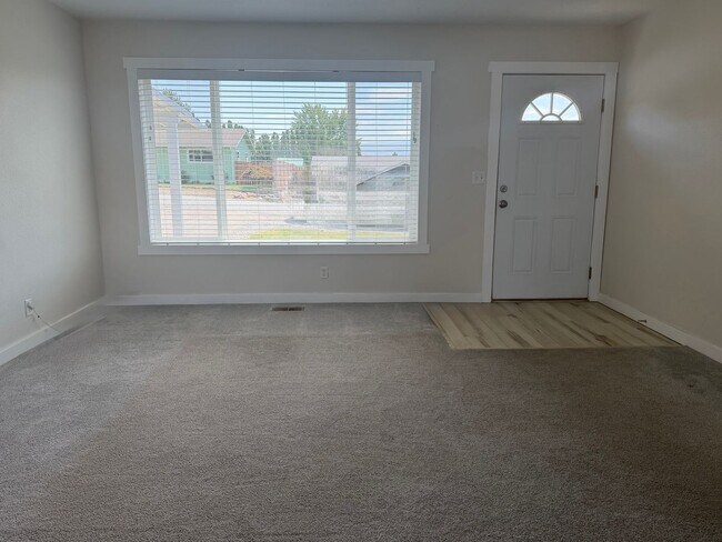 Building Photo - Now renting 3 bedroom House