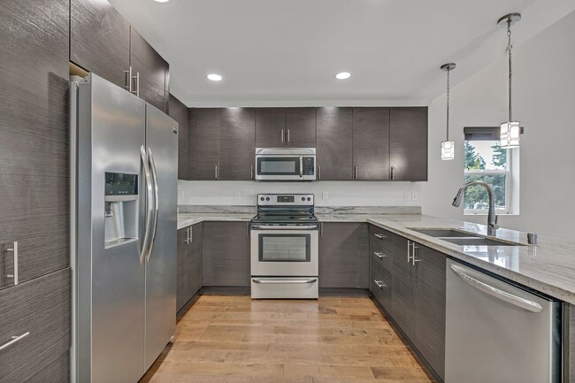 Building Photo - Spacious 3bed/2.5bath Modern Home with Stu...