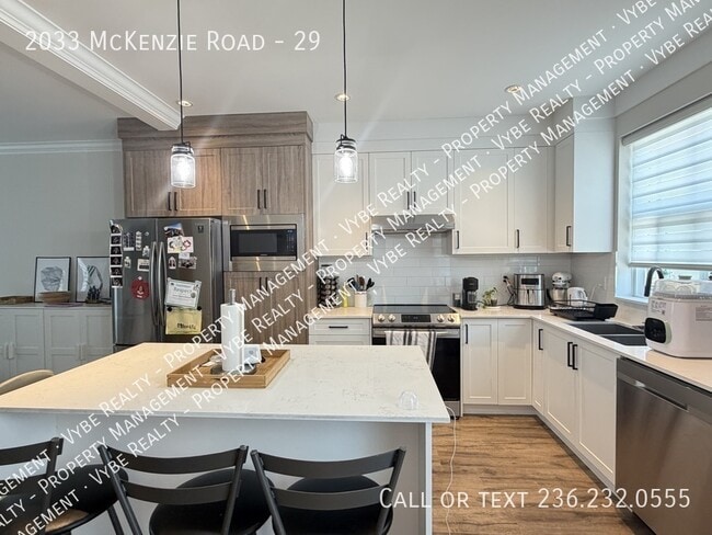 Building Photo - Beautiful Townhouse - Prime Location