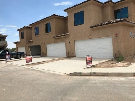 Foto del edificio - Upgraded Eldorado Condo - End Unit