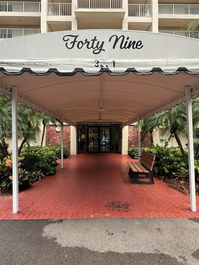 Foto del edificio - 3091 N Course Dr