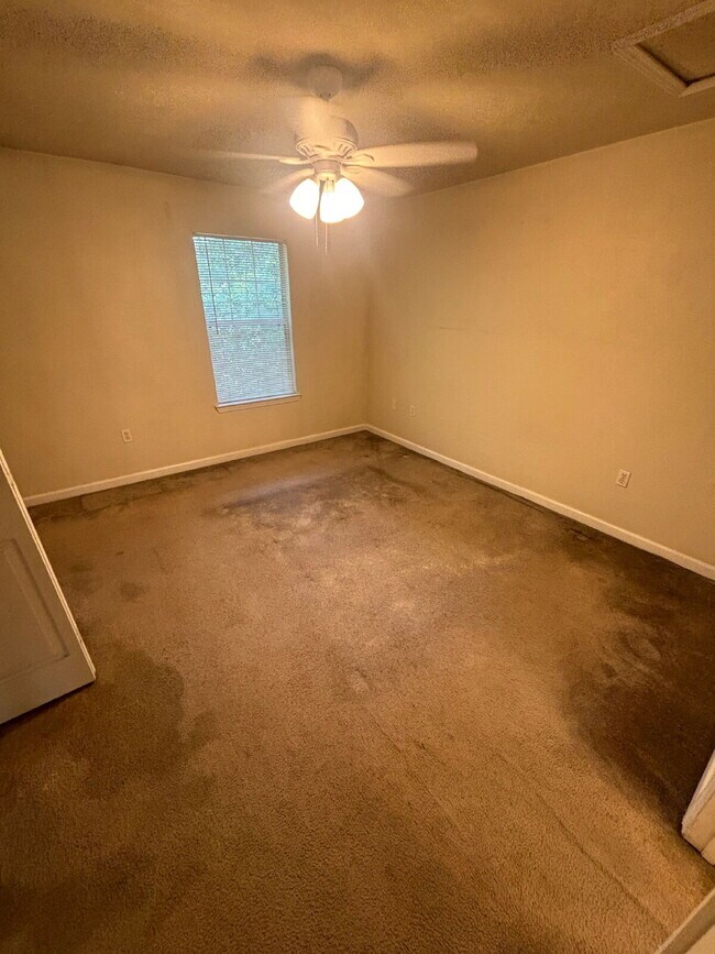 Building Photo - Awesome 3x3 Townhouse with Private Driveway!