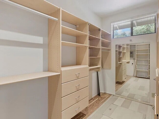 Foto del edificio - BRIGHT & AIRY HOME IN EXCLUSIVE ENCLAVE SPRAWLING, PRIVATE CULDESAC PROPERTY