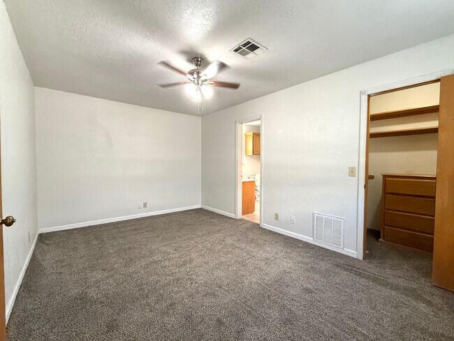 Foto del edificio - Chic upscale West Norman 2-bed 2.5 bath 2-...