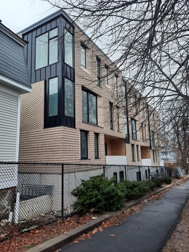Foto del edificio - New three bedroom in Brookline