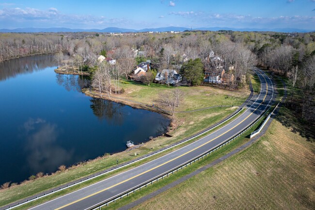 Building Photo - Are you looking for a peaceful home?