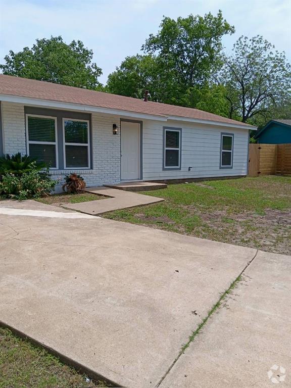 Building Photo - 2902 Spring Cir