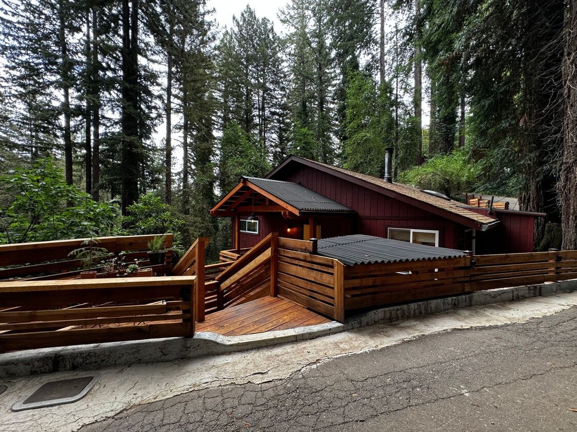 Primary Photo - 1604 Square foot modern multi level home m...