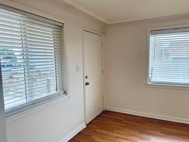 Building Photo - Cute & Cozy Two Bedroom in Westwood!