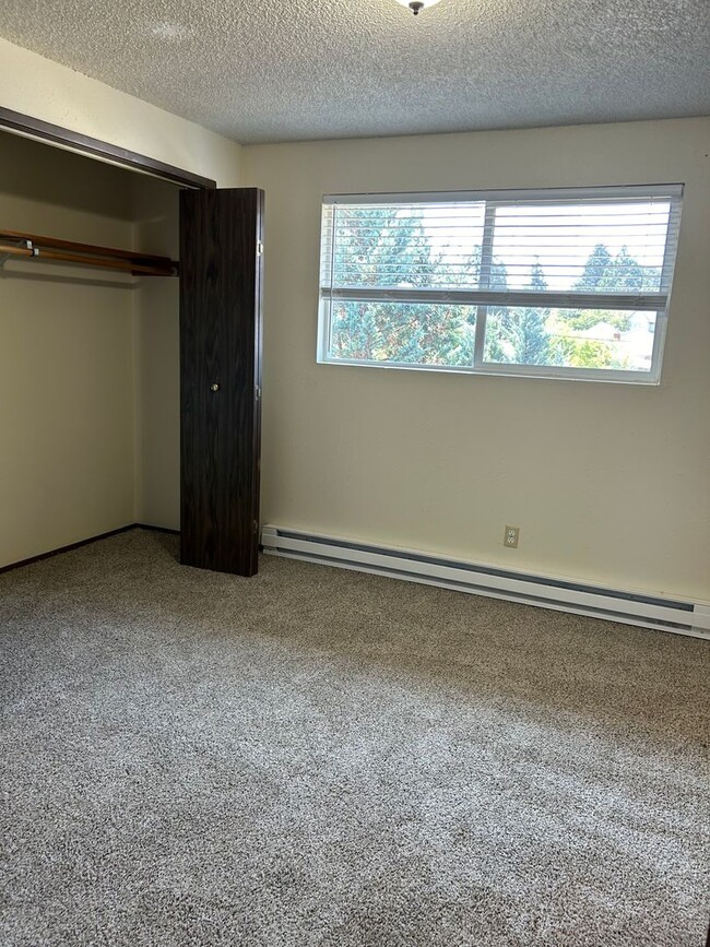 Building Photo - (906) Pioneer Street - 1 Bedroom / 1 Bathroom