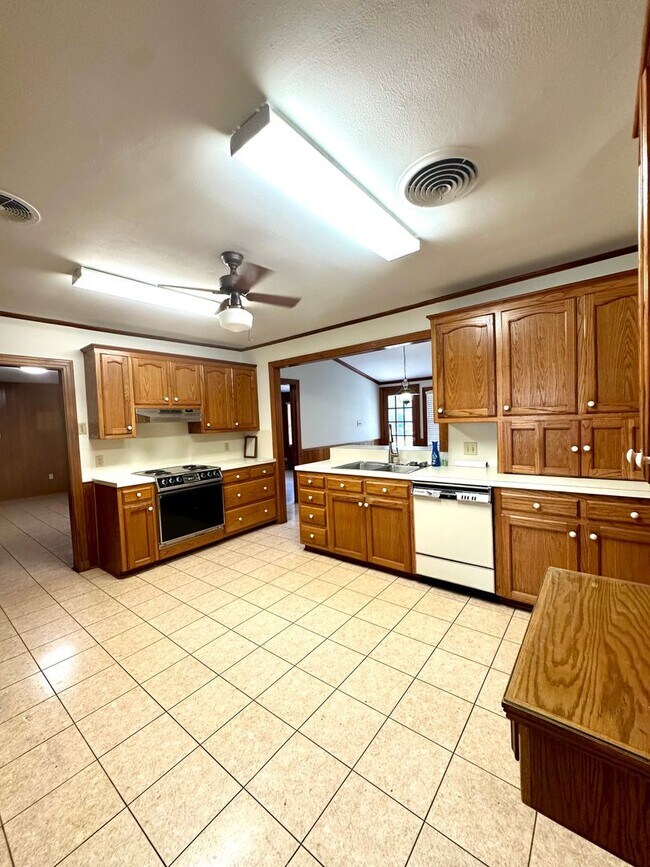Foto del edificio - Charming 3-Bedroom, 2-Bathroom, 2,200 Sq. ...