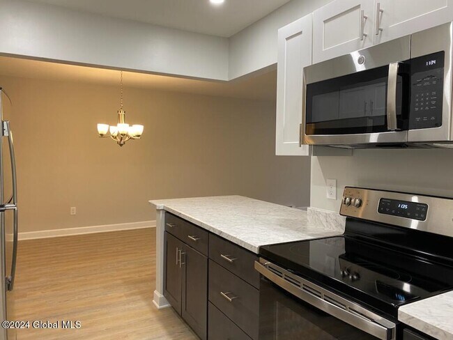 Foto del edificio - 6100 State Farm Rd